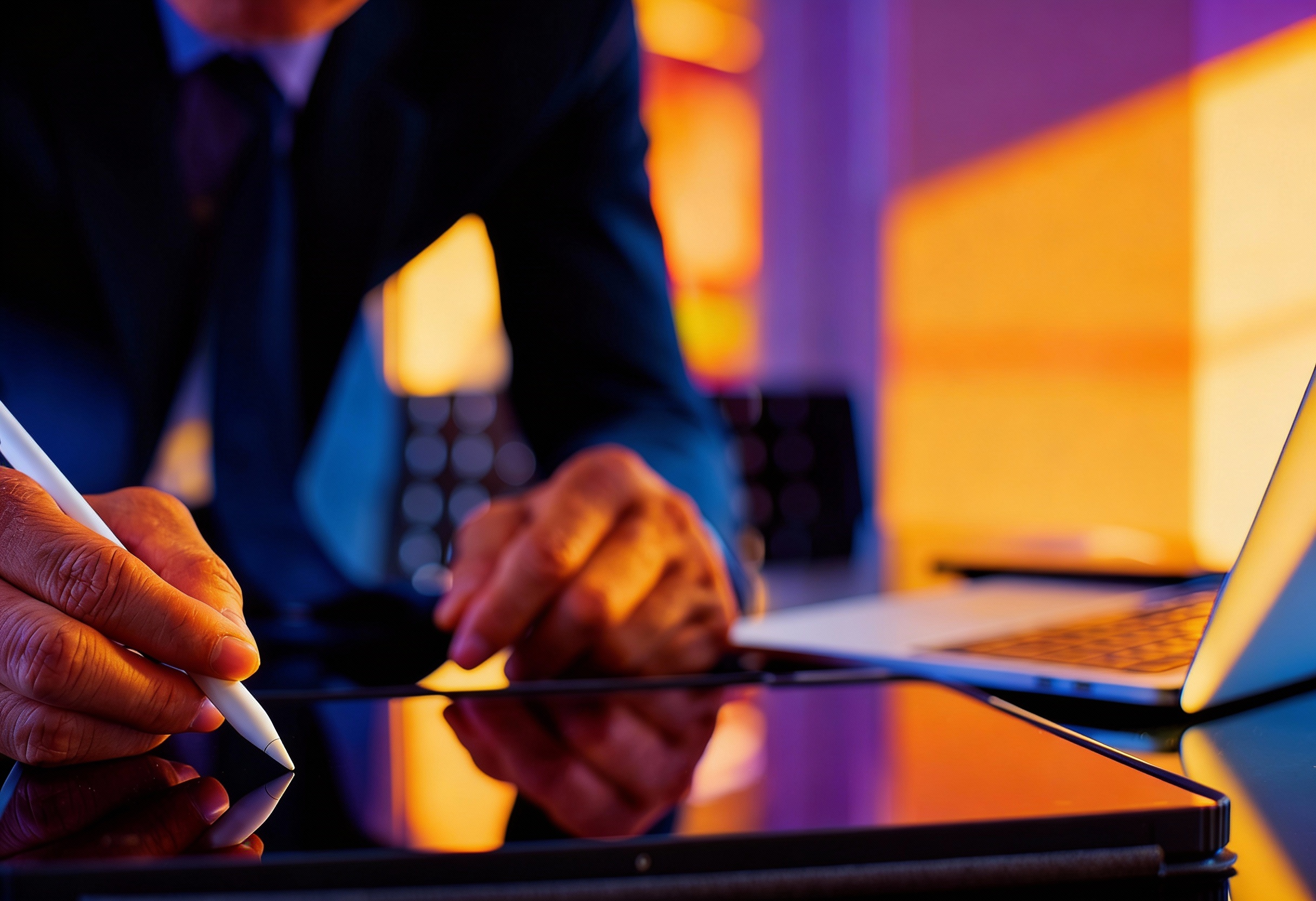 Expert CyberXL en consultation sur tablette et ordinateur portable